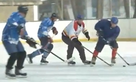 Жители Алматинской области подарили каток любимой команде