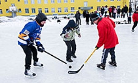 Хоккеисты «Казцинк-Торпедо» cыграли на открытом льду с воспитанниками школы-интерната