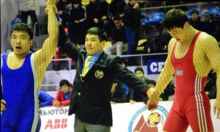 В Караганде проходит чемпионат Казахстана по вольной борьбе среди юниоров