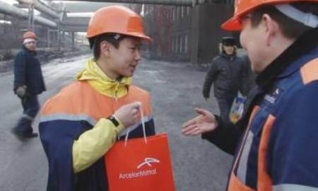 Денису Тену металлурги подарили часы с символикой «АрселорМиттал Темиртау»