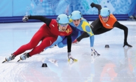 Денис Никиша завоевал «бронзу» юниорского чемпионата Мира по шорт-треку с двумя мировыми рекордами