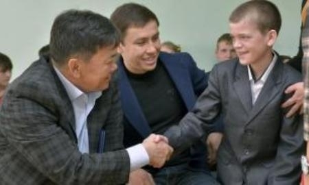 Геннадий Головкин поздравил детей из Детского дома Караганды 