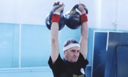 72-летний костанаец победил на чемпионате РК по гиревому спорту