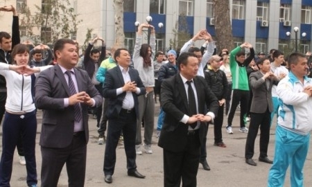 В Шымкенте чиновники отметили день здоровья массовой зарядкой