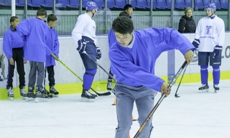 Игроки «Казцинк-Торпедо» провели тренировку с воспитанниками школы-интерната