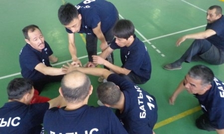 Спортсмены из Уральска сыграли в первом туре чемпионата РК по волейболу сидя