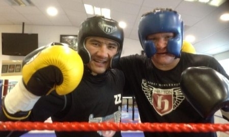 Жанат Жакиянов провёл спарринг с Рикки Хаттоном