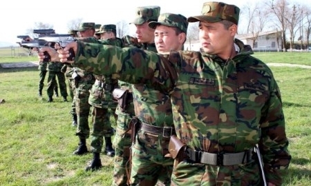 В ЮКО проходят соревнования по стрельбе из штатного оружия среди военнослужащих