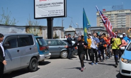 Малазийская спортсменка добежала до Шымкента в рамках забега по маршруту Великого Шелкового пути