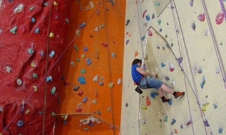 В Алматы проходят соревнования по скалолазанию среди девушек-студенток