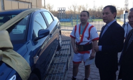 В Караганде победитель областного турнира по қазақ күресі получил в награду автомобиль «Пежо»