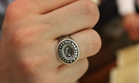 Хоккеистов «Сарыарки» «окольцевали» именными серебряными перстнями 