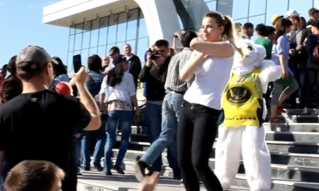 Флешмоб болельщиков ХК «Сарыарка» на площади Ледового дворца