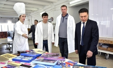 Карпов и Сапиев посетили кондитерскую фабрику в Караганде