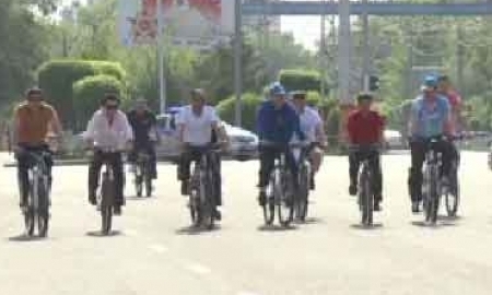 10-километровый велопробег посвятили празднику госслужащие в Таразе