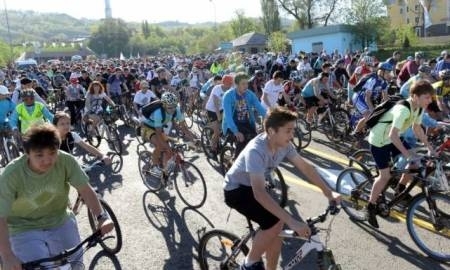 Более двух тысяч алматинцев приняли участие в велопробеге ко Дню победы