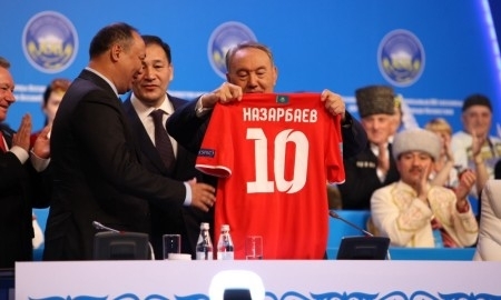 Кайрат Оразбеков вручил именную майку Президенту РК