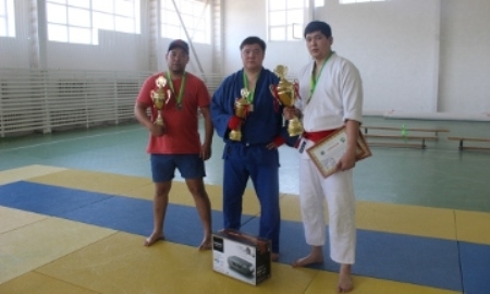 В Атырау финансовые полицейские сошлись в рукопашном бою