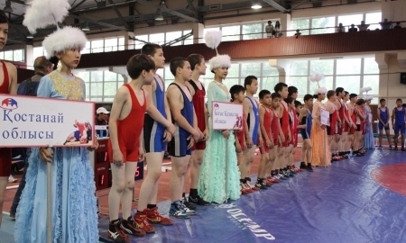 В Караганде стартовал Республиканский турнир по греко-римской борьбе среди младших юношей