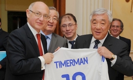 Министру иностранных дел Аргентины подарили футболку Национальной сборной Казахстана