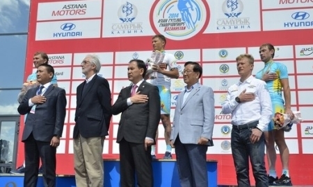 Фоторепортаж с церемонии награждения победителей элитной гонки чемпионата Азии