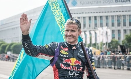 Дэвид Култхард представил болид Формулы 1 в Алматы