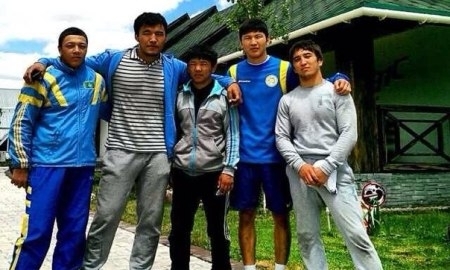 Молодежная сборная Казахстана по вольной борьбе проводит УТС в Таразе