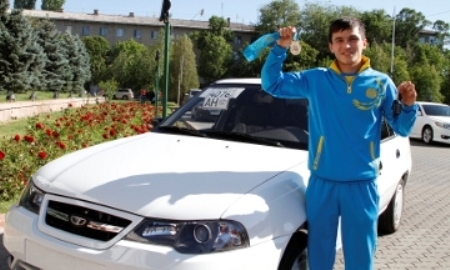 В Таразе чемпиону Мира по боксу среди военнослужащих вручили ключи от машины