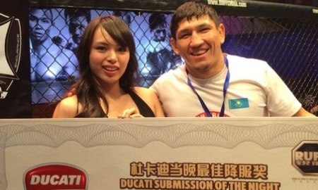Куат Хамитов получил бонус «Submission of the Night»