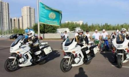 Более 500 полицейских прокатились на велосипедах по улицам Астаны