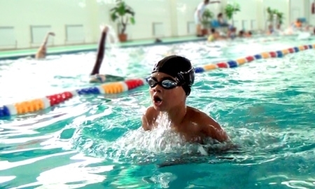 Юный шымкентский пловец-паралимпиец завоевал сразу две награды на чемпионате РК
