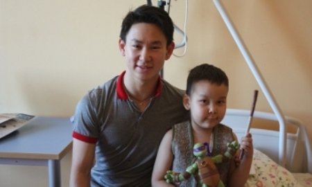 Денис Тен посетил 6-летнего Нурсата, болеющего нейролейкозом