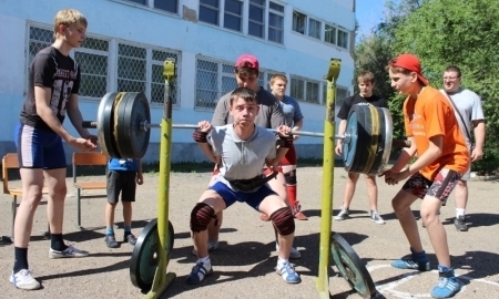 В Темиртау провели мастер-класс по пауэрлифтингу и тяжелой атлетике