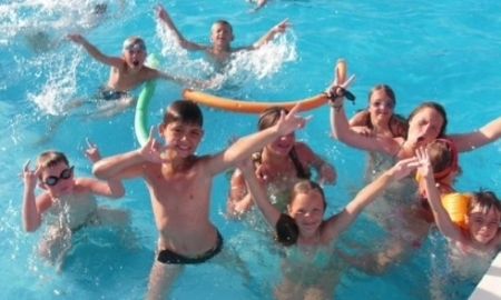 В плавательном бассейне Караганды проходят мастер-классы для школьников