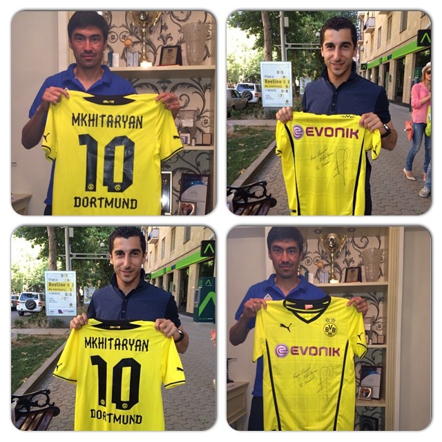 Смаков получил футболку Мхитаряна