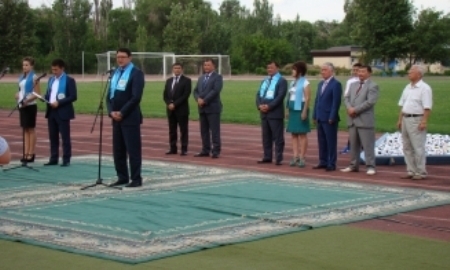 На центральном стадионе Талдыкоргана прошла акция «Собери команду и получи мяч в подарок»