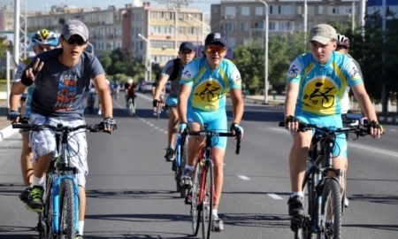 В Актау прошел велопробег ко Дню столицы