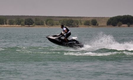 На Бадамском водохранилище в Шымкенте прошел тест-драйв гидроцикла Spark