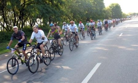 В Алматы в поддержку молодежи прошел воскресный велопробег