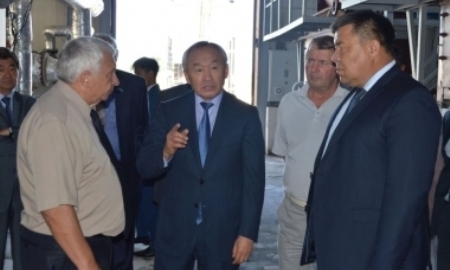 Депутат Умбетов ознакомился с ходом строительства спортбазы клуба по хоккею на траве в Жетысу