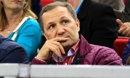 А Васька слушает, да ест...