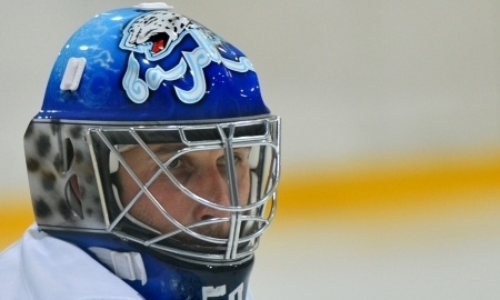 Вратарь Ян Лацо раскрасил шлем в клубные цвета «Барыса»