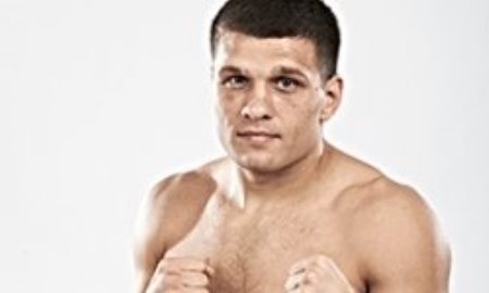 Сергей Деревянченко стартовал с победы на профи-ринге