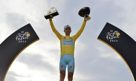 Фоторепортаж с награждения Винченцо Нибали на «Тур де Франс»