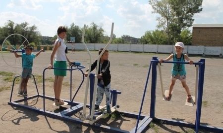 На территориях карагандинских школ устанавливают тренажеры для населения