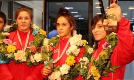 Чемпионка Мира из Азербайджана отметила казахстанскую борчиху