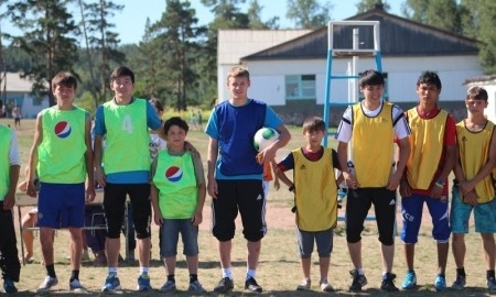 Футболисты «Астаны» посетили детский лагерь отдыха