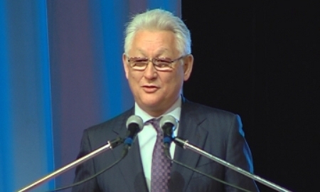 В СКО аким области вручил спортсменам сертификаты на получение квартир