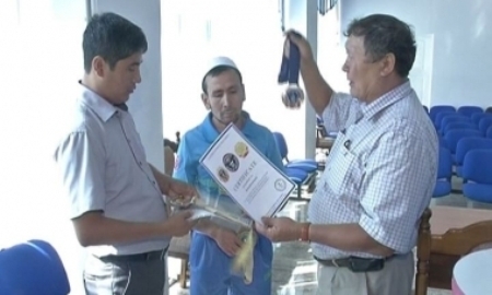 Талдыкорганец Елубай Машаев установил рекорд Гиннеса по поднятию гири