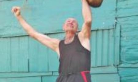 Осужденный из СКО претендует на мировой рекорд по толканию гири